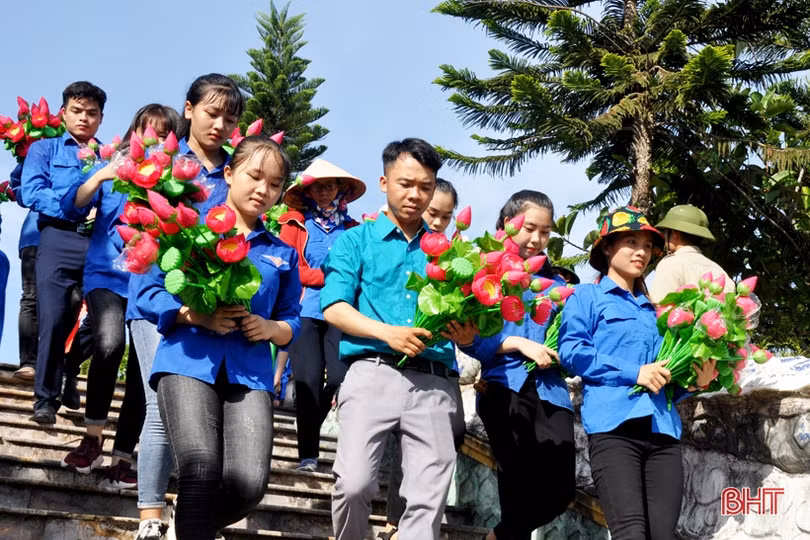 Hơn 7.000 đóa sen dâng mộ liệt sỹ tại Hà Tĩnh