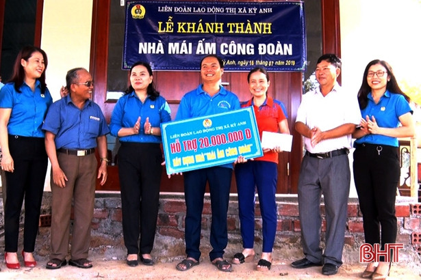 Gắn biển nhiều công trình chào mừng 90 năm Công đoàn Việt Nam