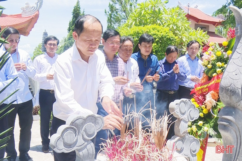 Đoàn đại biểu các địa phương Hà Tĩnh dâng hương tưởng nhớ các anh hùng liệt sỹ