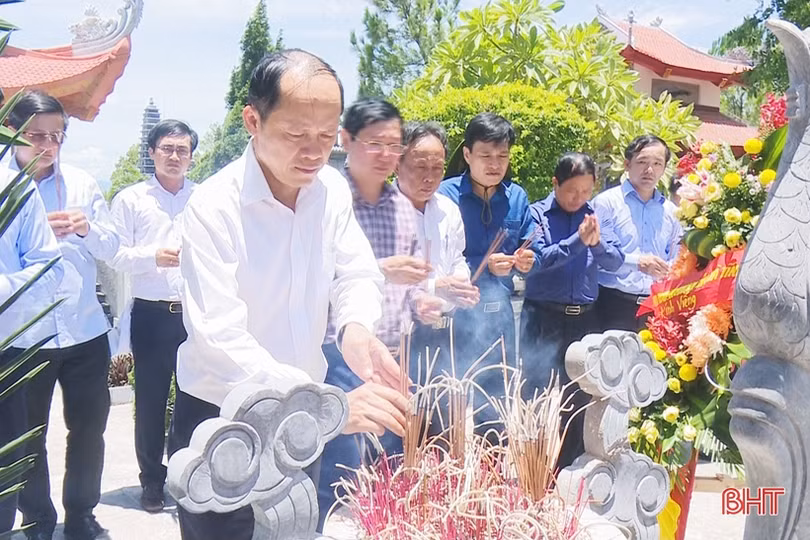 Đoàn đại biểu các địa phương Hà Tĩnh dâng hương tưởng nhớ các anh hùng liệt sỹ