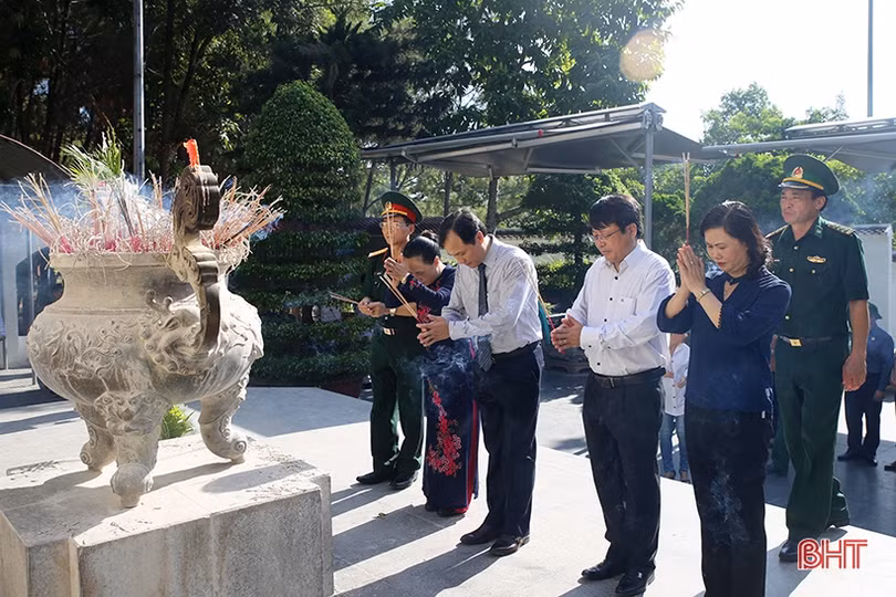 Lãnh đạo tỉnh Hà Tĩnh dâng hương tri ân các anh hùng, liệt sỹ