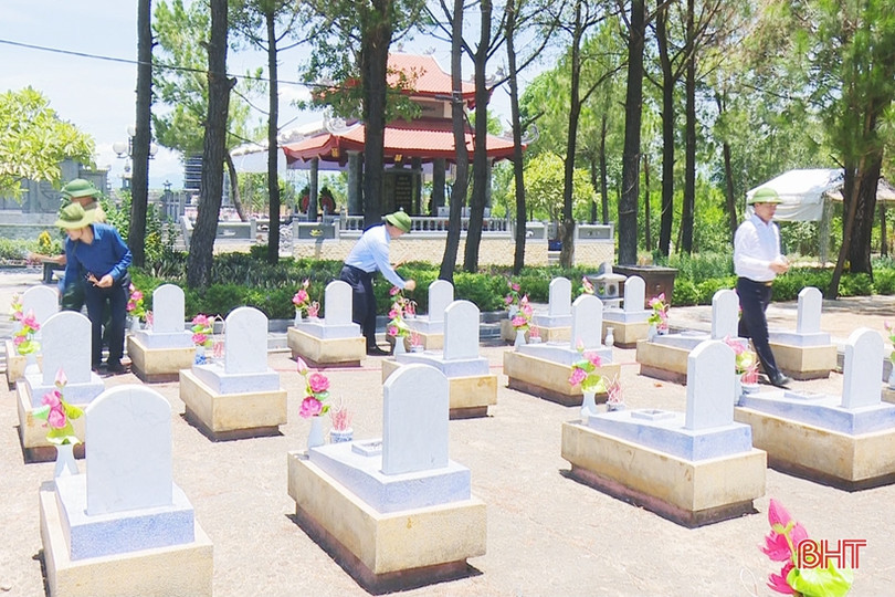 Đoàn đại biểu các địa phương Hà Tĩnh dâng hương tưởng nhớ các anh hùng liệt sỹ