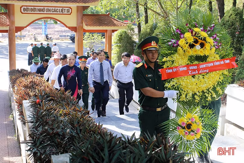Lãnh đạo tỉnh Hà Tĩnh dâng hương tri ân các anh hùng, liệt sỹ