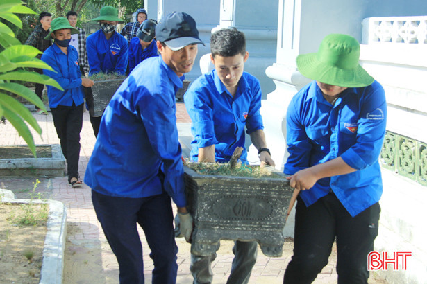 500 ĐVTN Nghi Xuân làm vệ sinh môi trường ở các nghĩa trang