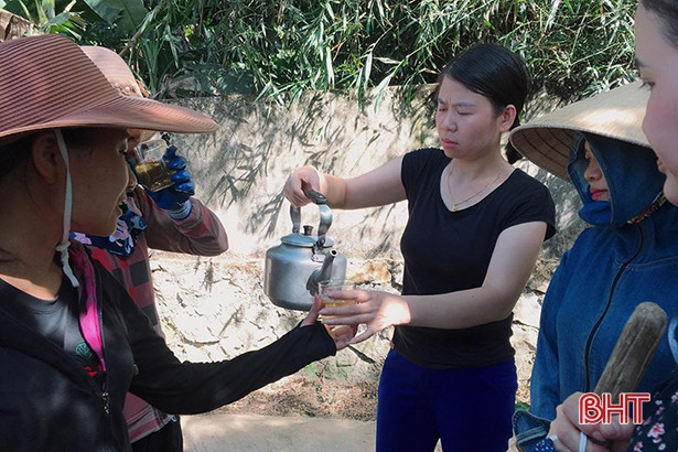 Giáo viên Hương Sơn “đội nắng” cùng người dân xây dựng nông thôn mới