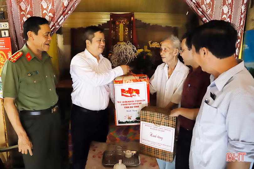 Chủ tịch UBND tỉnh Trần Tiến Hưng thăm hỏi gia đình chính sách tại Hương Khê