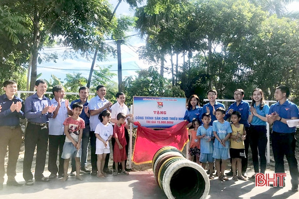 Nhiều phần quà ý nghĩa của tuổi trẻ cả nước đến với người dân Hà Tĩnh