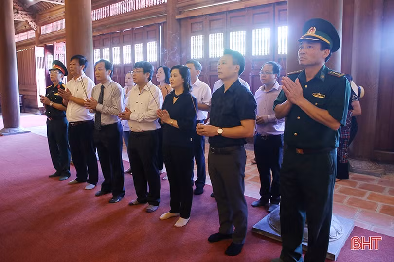 Lãnh đạo tỉnh Hà Tĩnh dâng hương tri ân các anh hùng, liệt sỹ