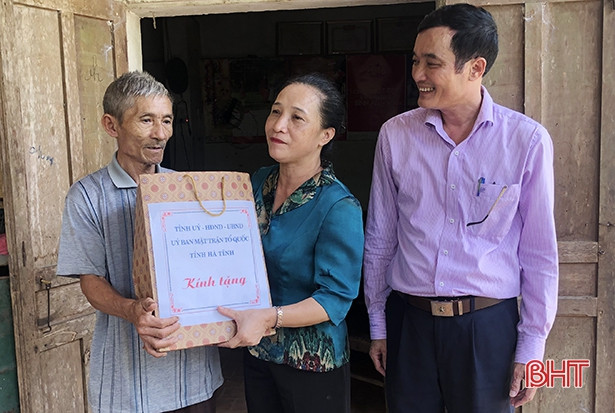 Chủ nhiệm UBKT Tỉnh ủy Nguyễn Thị Gái tặng quà các gia đình chính sách ở Đức Thọ