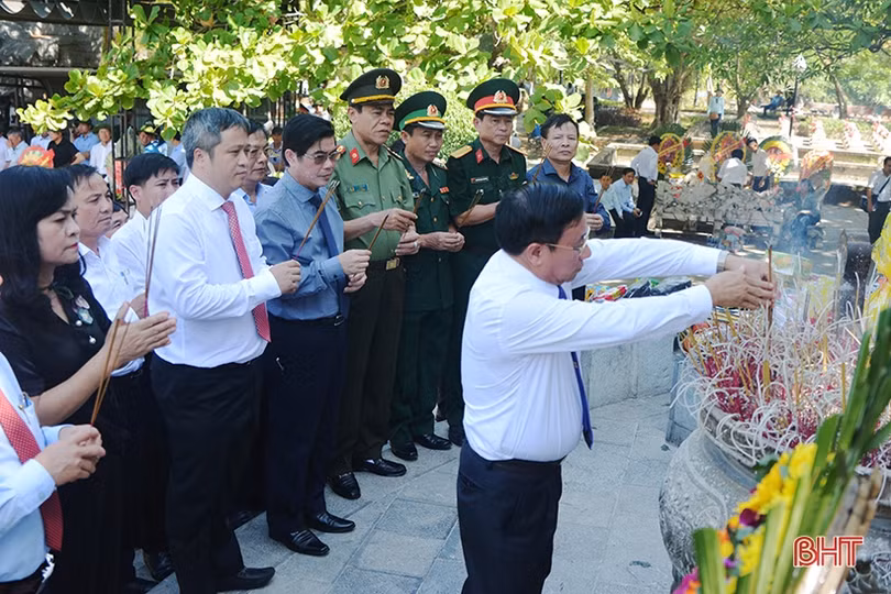 Lãnh đạo tỉnh Hà Tĩnh dâng hương tại Nghĩa trang Trường Sơn, Đường 9