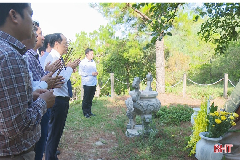 Đoàn đại biểu các địa phương Hà Tĩnh dâng hương tưởng nhớ các anh hùng liệt sỹ