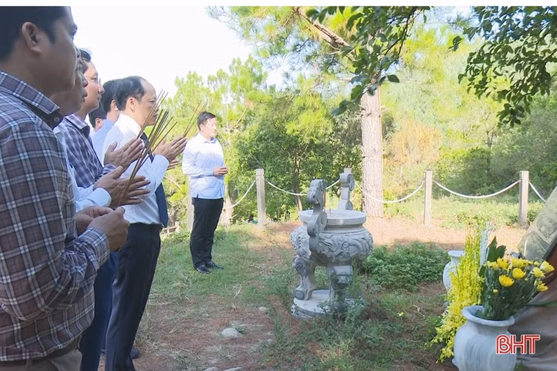 Đoàn đại biểu các địa phương Hà Tĩnh dâng hương tưởng nhớ các anh hùng liệt sỹ