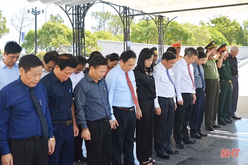 Lãnh đạo tỉnh Hà Tĩnh dâng hương tại Nghĩa trang Trường Sơn, Đường 9
