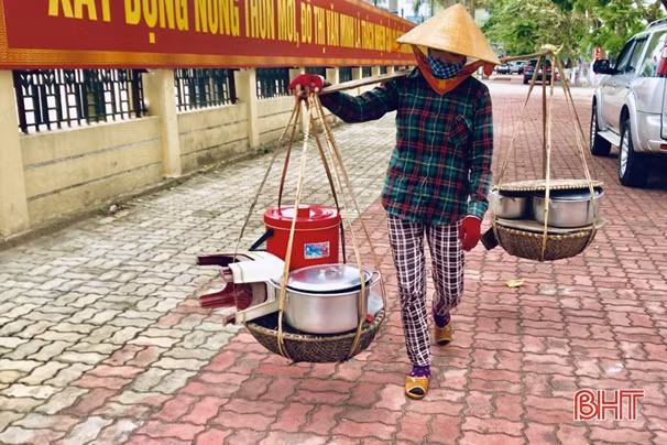 Mát lòng gánh chè rong giải nhiệt ngày nắng của dì Ty