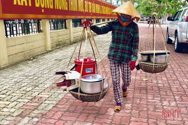 Mát lòng gánh chè rong giải nhiệt ngày nắng của dì Ty