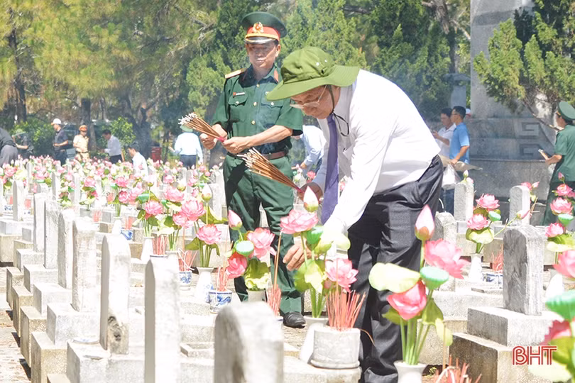 Lãnh đạo tỉnh Hà Tĩnh dâng hương tại Nghĩa trang Trường Sơn, Đường 9