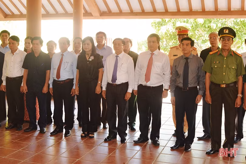 Lãnh đạo tỉnh Hà Tĩnh dâng hương tại Nghĩa trang Trường Sơn, Đường 9