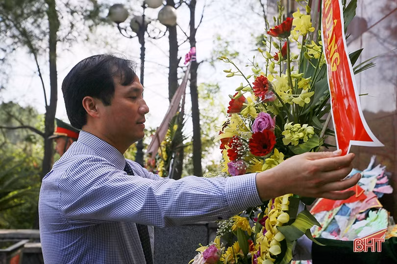 Lãnh đạo tỉnh Hà Tĩnh dâng hương tri ân các anh hùng, liệt sỹ