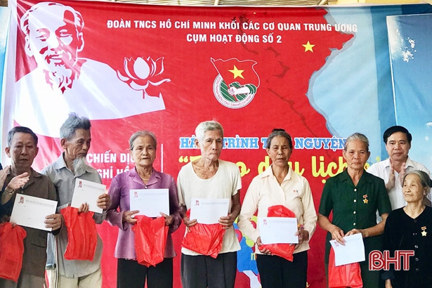 Nhiều phần quà ý nghĩa của tuổi trẻ cả nước đến với người dân Hà Tĩnh