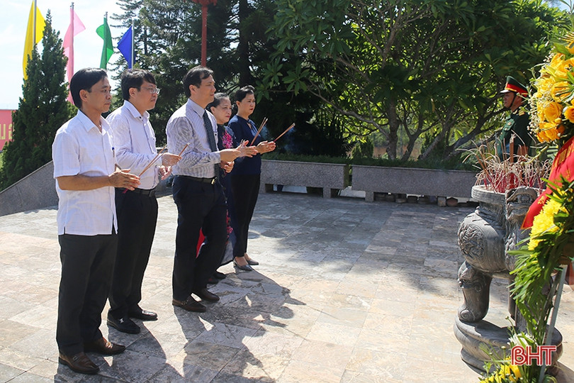 Lãnh đạo tỉnh Hà Tĩnh dâng hương tri ân các anh hùng, liệt sỹ