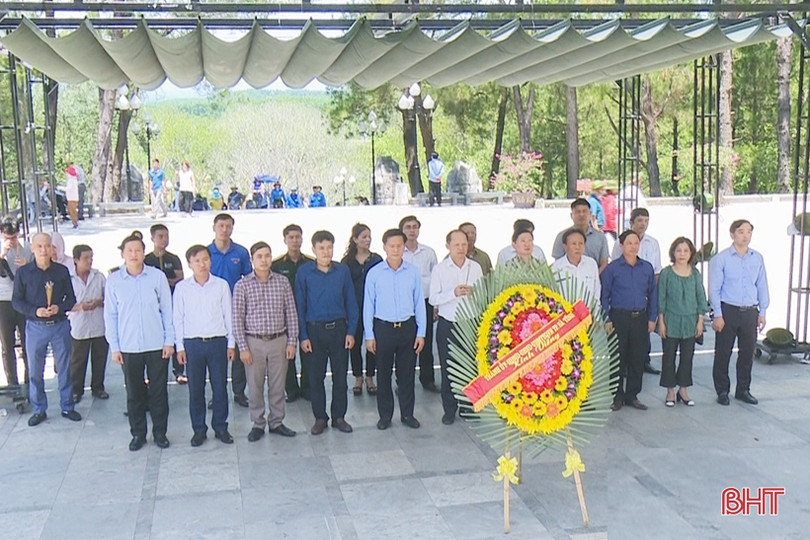 Đoàn đại biểu các địa phương Hà Tĩnh dâng hương tưởng nhớ các anh hùng liệt sỹ