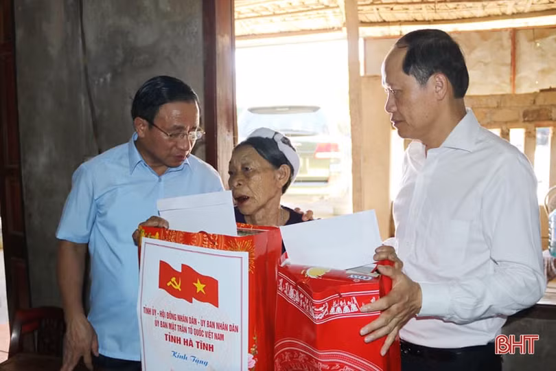 Bí thư Tỉnh ủy Lê Đình Sơn thăm hỏi, tặng quà gia đình chính sách tại TP Hà Tĩnh