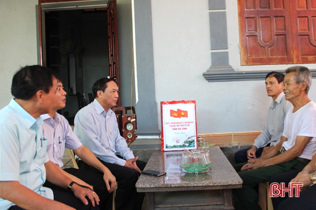Trưởng ban Tuyên giáo Tỉnh ủy Hà Tĩnh tặng quà các gia đình chính sách