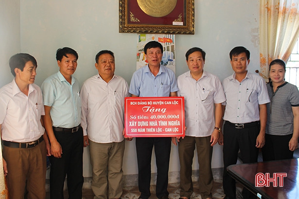 Cơ quan Huyện ủy Can Lộc hỗ trợ 130 triệu đồng xây nhà tình nghĩa