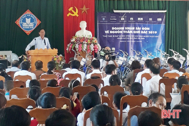 Trao tặng 100 suất quà cho học sinh nghèo Hương Khê