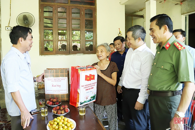 Chủ tịch UBND tỉnh Trần Tiến Hưng thăm hỏi gia đình chính sách tại Hương Khê