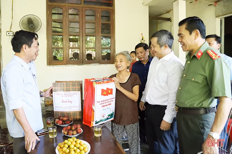 Chủ tịch UBND tỉnh Trần Tiến Hưng thăm hỏi gia đình chính sách tại Hương Khê