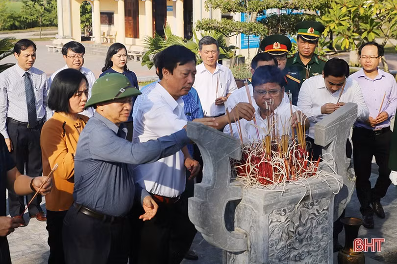 Lãnh đạo tỉnh Hà Tĩnh dâng hương tri ân các anh hùng, liệt sỹ