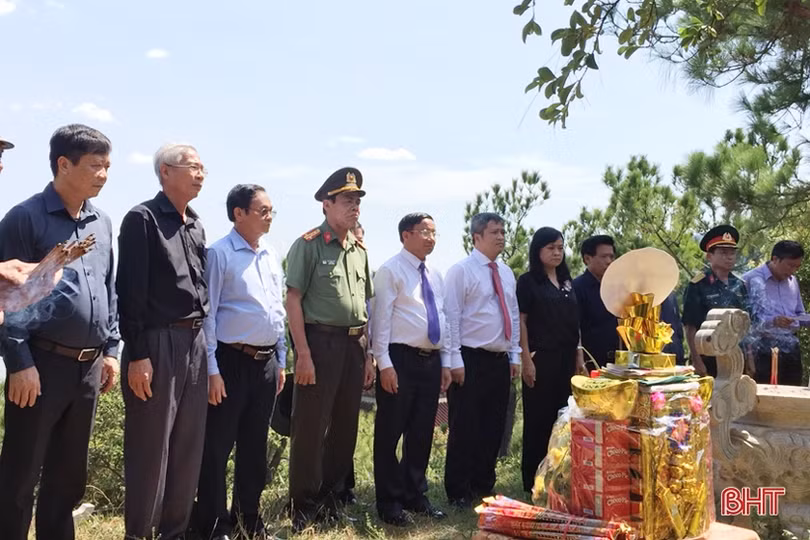 Lãnh đạo tỉnh Hà Tĩnh dâng hương tại Nghĩa trang Trường Sơn, Đường 9