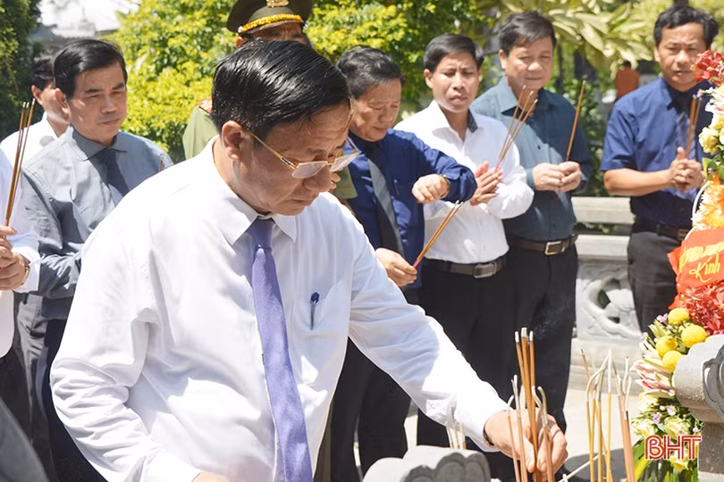 Lãnh đạo tỉnh Hà Tĩnh dâng hương tại Nghĩa trang Trường Sơn, Đường 9