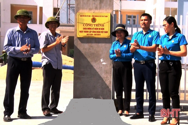 Gắn biển nhiều công trình chào mừng 90 năm Công đoàn Việt Nam