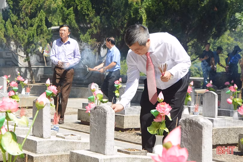Lãnh đạo tỉnh Hà Tĩnh dâng hương tại Nghĩa trang Trường Sơn, Đường 9