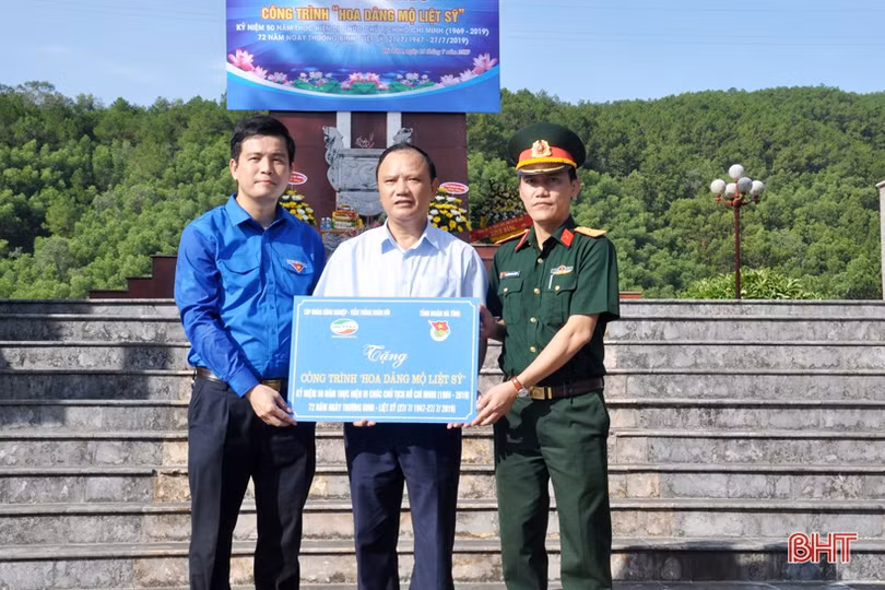 Hơn 7.000 đóa sen dâng mộ liệt sỹ tại Hà Tĩnh