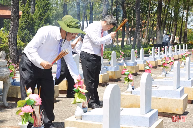 Lãnh đạo tỉnh Hà Tĩnh dâng hương tại Nghĩa trang Trường Sơn, Đường 9