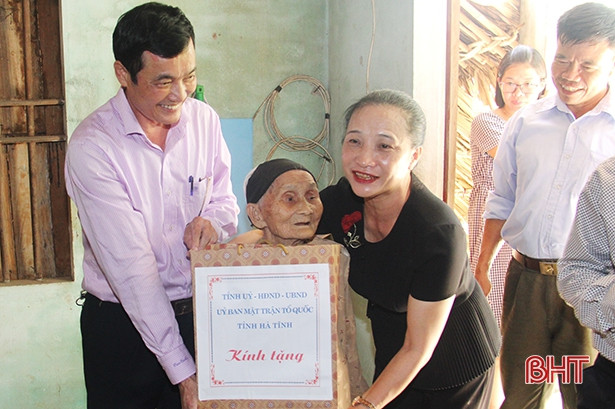 Lãnh đạo tỉnh Hà Tĩnh tặng quà các gia đình chính sách ảnh 13 Lãnh đạo tỉnh Hà Tĩnh tặng quà các gia đình chính sách