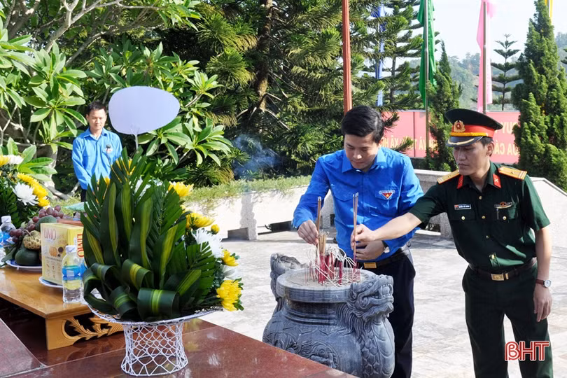 Hơn 7.000 đóa sen dâng mộ liệt sỹ tại Hà Tĩnh