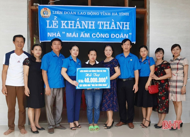 Công đoàn Hà Tĩnh trao nhà mái ấm, tặng quà đoàn viên khó khăn