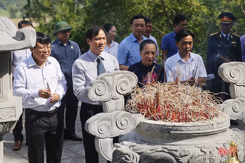 Lãnh đạo tỉnh Hà Tĩnh dâng hương tri ân các anh hùng, liệt sỹ