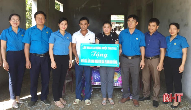 Công đoàn Hà Tĩnh trao nhà mái ấm, tặng quà đoàn viên khó khăn
