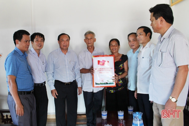 Trưởng ban Tuyên giáo Tỉnh ủy Hà Tĩnh tặng quà các gia đình chính sách