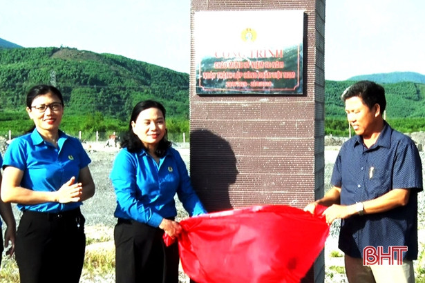 Gắn biển nhiều công trình chào mừng 90 năm Công đoàn Việt Nam