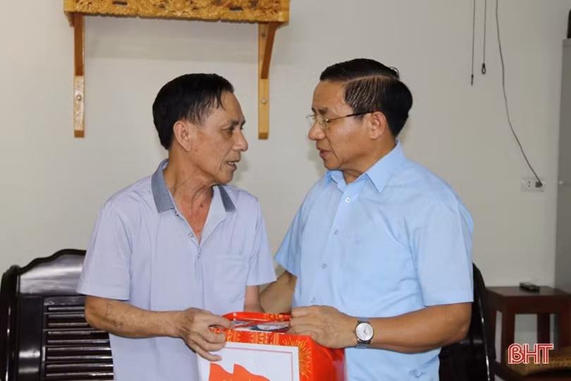 Bí thư Tỉnh ủy Lê Đình Sơn thăm hỏi, tặng quà gia đình chính sách tại TP Hà Tĩnh