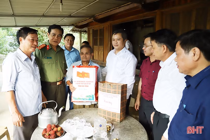 Chủ tịch UBND tỉnh Trần Tiến Hưng thăm hỏi gia đình chính sách tại Hương Khê