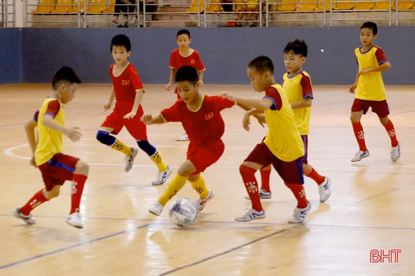 Niềm đam mê đá bóng của cặp song sinh nơi bãi bồi sông Lam Hà Tĩnh