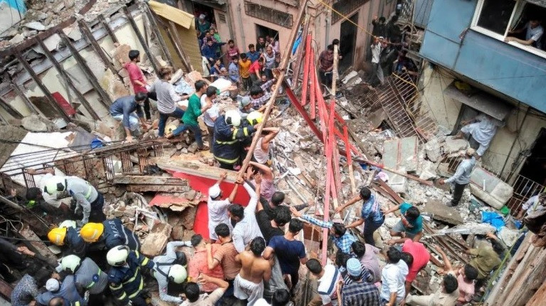 Sập tòa nhà 4 tầng ở Ấn Độ: 2 người chết, hơn 40 người mắc kẹt