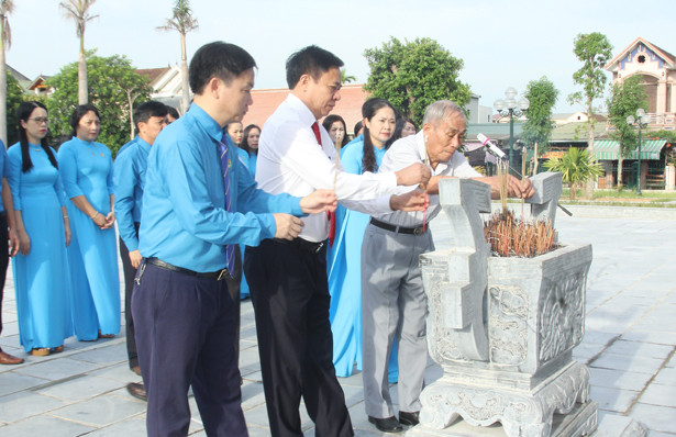 Cán bộ công đoàn Hà Tĩnh dâng hương, báo công với Bác Hồ